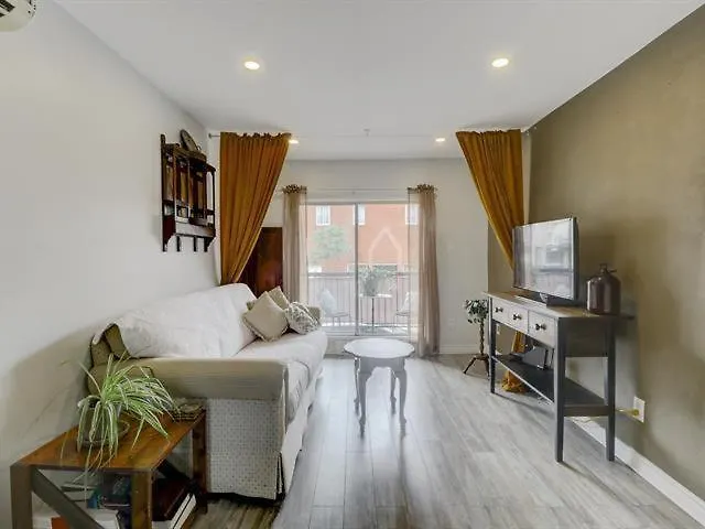 Cozy Shared Condo In Best Montreal Area