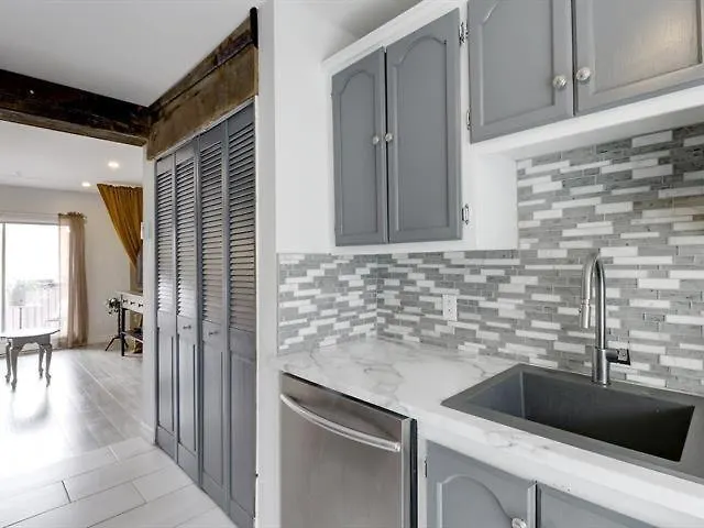 Cozy Shared Condo In Best Montreal Area Homestay